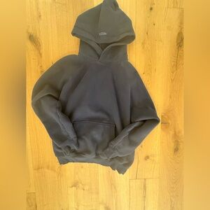 women’s navy blue mega fit aritzia hoodie nice for casual or comfy looks